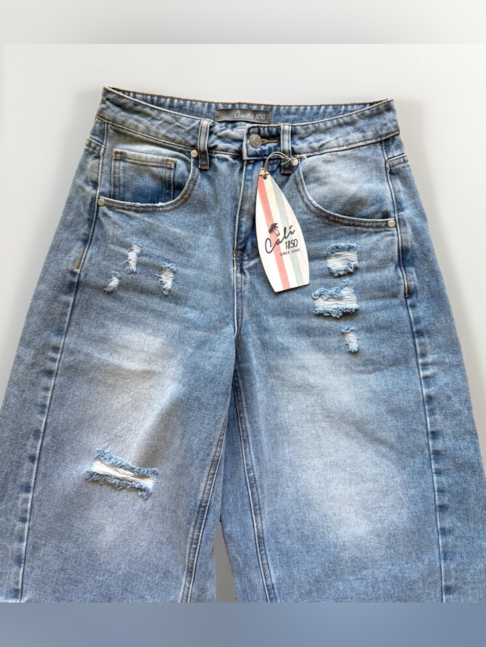 NWT Cali 1850 Distressed Denim Bermuda Shorts Size 3/26 - Picture 2 of 7